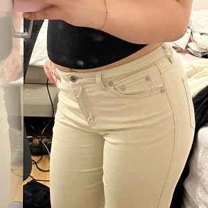 Beiga vintage jeans - Säljer dessa superfina vintage 90’s jeans med rhinestones på bakfickorna 💞💫🪄 i bra skick!! 