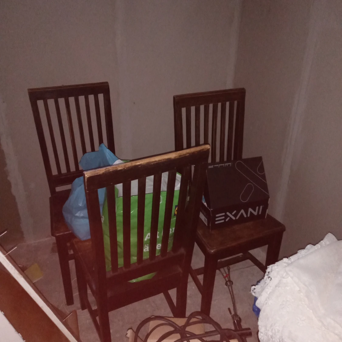 Fyra brunbetsade köksstolar trä. - 90