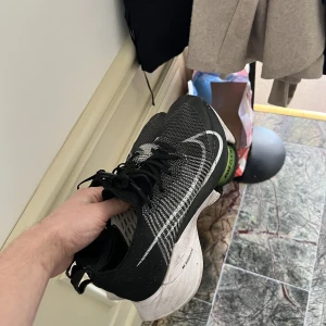 Nike tempos  - Säljer mina Nike tempo i storlek 42,5. Mycket sköna skor, köpta för 2300 hos nike.