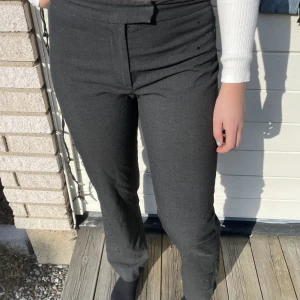 GRÅ KOSTYMBYXOR  - GEÅ KOSTYMBYXOR 