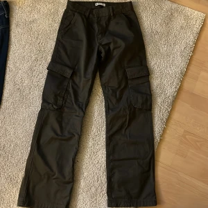 Lågmidjade cargo byxor - Säljer dessa fina cargo byxor från Gina tricot har lite små defekter därför sänker jag priset midjemått rätt över 34,5 innerbensmått 76 passar mig som är 165 