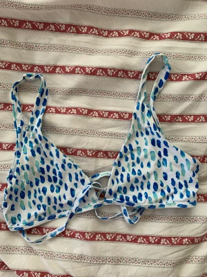 Bikinitopp - Supersöt bikinitopp. Använd några få gånger och självklart noga tvättad efter. Storlek L men passar även andra storlekar då man själv knyter den. 