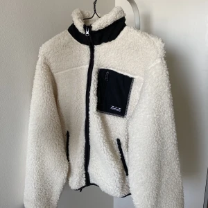 Beige teddyjacka - Intressekoll på min knappt använda teddyjacka från hm. Storlek S, men passar fler storlekar.☺️