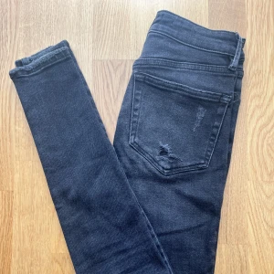 Gråa jeans från mango - Snygga mörk gråa jeans från mango. Storlek w32/l32
