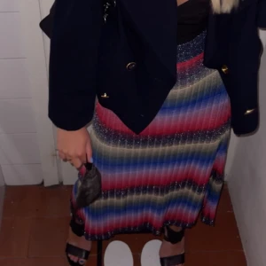 maxikjol  - Färgglad maxikjol den zara, glittrig. Underkjolen har ett mindre hål, men inget som syns eller känns. Frakt tillkommer! 