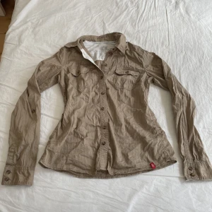 skjorta - beige skjorta från esprit⭐️ felfri behöver bara strykas 