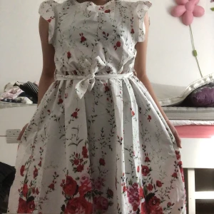 Blommig klänning  - Blommig klänning 👗 jättefin. Ny pris 150kr