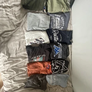 T-shirts med tryck - 12 st t-shirts med tryck! Sammanlagt pris 300 kr kan köpas styckvis för 50 kr styck. Storlekar är S/M/L Köpare står för frakt. Pris kan sänkas.