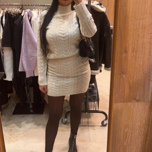 Stickad set - Jätte fint stickad set använd en gång.  Superfint skick strl S