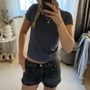 Svarta Levis shorts  - Säljer dessa sjukt snygga svarta Levi’s shorts! Passar till allt💘💘 storlek w26, midjemått 36cm rakt över. Köp direkt 250kr