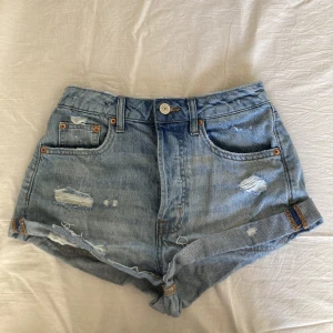 Jeansshorts - Jeansshorts från divided! Använda men i bra skick, pris kan diskuteras💓