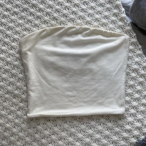 Bikbok tubetopp  - Superfin tubtopp ifrån bikbok. Endast provad en gång då den har ny skick.