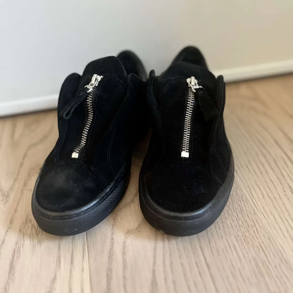 Ett par Axel arigato skor med zip i mocka i storlek 36. . Skor.