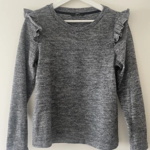 Tröja - Tröja med volang från ONLY. Använd men i fint skick! 