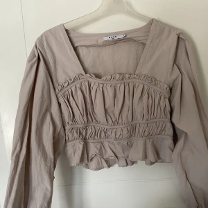 Blus - Fin beige blus med lite puff ärmar och räfflat vid bröstet