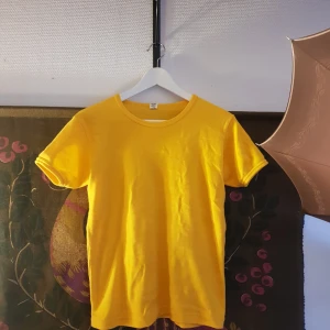 Retro t-shirt - 💛70 tal t-shirt💛 100% bomull  Märkt L. Uppskattar till 38/40 Har en del strech.  Längd: cirka 60 Armhåla armhåla : cirka 47,5  Väldigt skön, tjockare mjuk bomull. Närbild stämmer ej färgen.  Lite noppig all over, bild.  