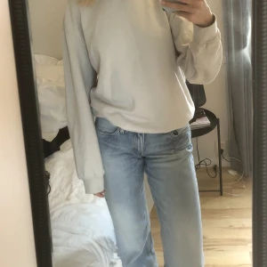 Collegetröja - Collegetröja i nyskick från HM, köpt på herravdelningen i XS, sitter perfekt på mig som vanligtvis har S/M på tröjor