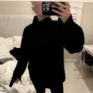 Lojsan Wallin x NA-KD - Lojsan Wallin x NA-KD tröja i ull-blandning. Kommer tyvärr inte till användning. Endast använd 2-3 gånger. Köparen står för frakten💛