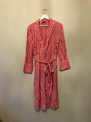 Omlottklänning från Elle style award - Omlottklänning randig, med fastsytt midjeband och fickor.