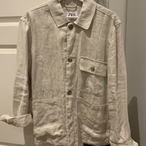 Linneskjorta/overshirt Zara  - Oanvänd overshirt i linne från Zara som inte finns kvar på hemsida eller butik. Storlek S men passar även M