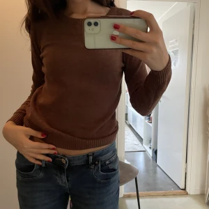 Brun stickad tröja - Skit snygg stickad tröja, jätte fin på sommaren och hösten. Nypris 400kr säljer för 150kr storlek S