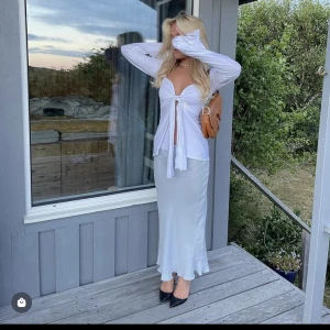 LIATZ STAZIA TOPP!! - Säljer två styckna helt nya och oöppnade Liatz stazia toppar i str L och i färgerna beige OCH vit. Dessa var tyvärr för små på mig och returtiden har gått ut för dessa tyvärr….  Jag säljer dessa till ursprungspris och går inte att förhandla. 