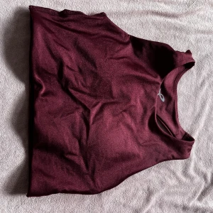 Träningslinne - En röd träningstopp Aldrig använd