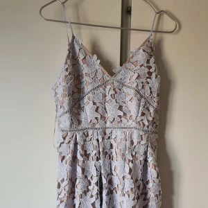 Oanvänd finklänning från ginatricot - Beige med ljusblått spetstyg över, dragkedja, oanvänd m lappar kvar. Nypris 599