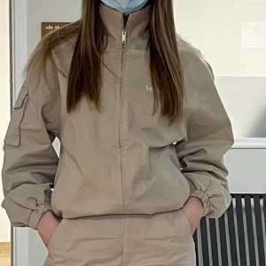 Djerf avenue cotton on the go jacka - Säljer slutsåld djerf avenue cotton on the go jacka. Jackan har en fläck där bak, därav priset. (Se bild) annars i fint skick. Storlek S