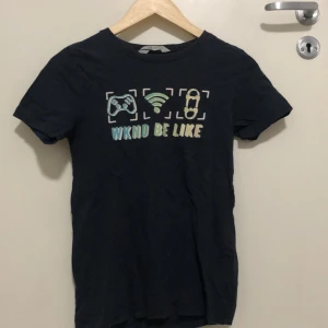 T shirt med tryck - Svart T-shirt med tryck
