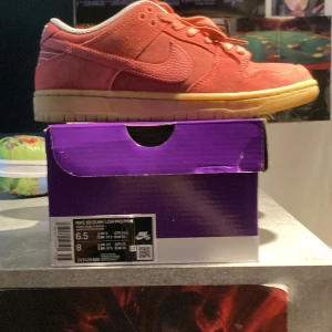 Sb dunk adobe - Jag har använt 1 gång säljer dom väldigt billigt för jag vill ha bort dom