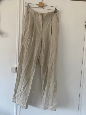 Linnebyxor - Långa Linnebyxor med hög midja. Använd endast en gång för fotografering.