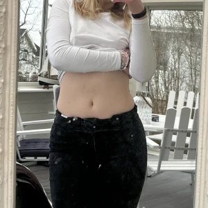 Bootcut jeans  S - Original pris: 400kr Gångerna jag har använt dom har jag oftast vikt ner dem som på bilden. Säljer då jag inte gillar den tighta looken lika mycket längre💕  Säljer via Swish, köparen står för frak. Mötas : Linköping, Motala, borensberg