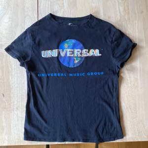 Universal t-shirt från Pull & Bear i strl xs