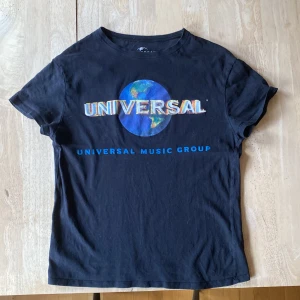 Universal t-shirt - Universal t-shirt från Pull & Bear i strl xs