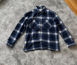 Carhartt overshirt - Väldigt skön och oanvänd overshirt från Carharrt i väldigt bra skick. Nypris 1500.