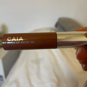 Ett helt oanvändt Brown gel från Caia. Jag säljer det för att jag har ett annat jag andvänder som jag gillar så inte för att den är dålig eller någotsånt. Fick den i caias påsk ägg❤️