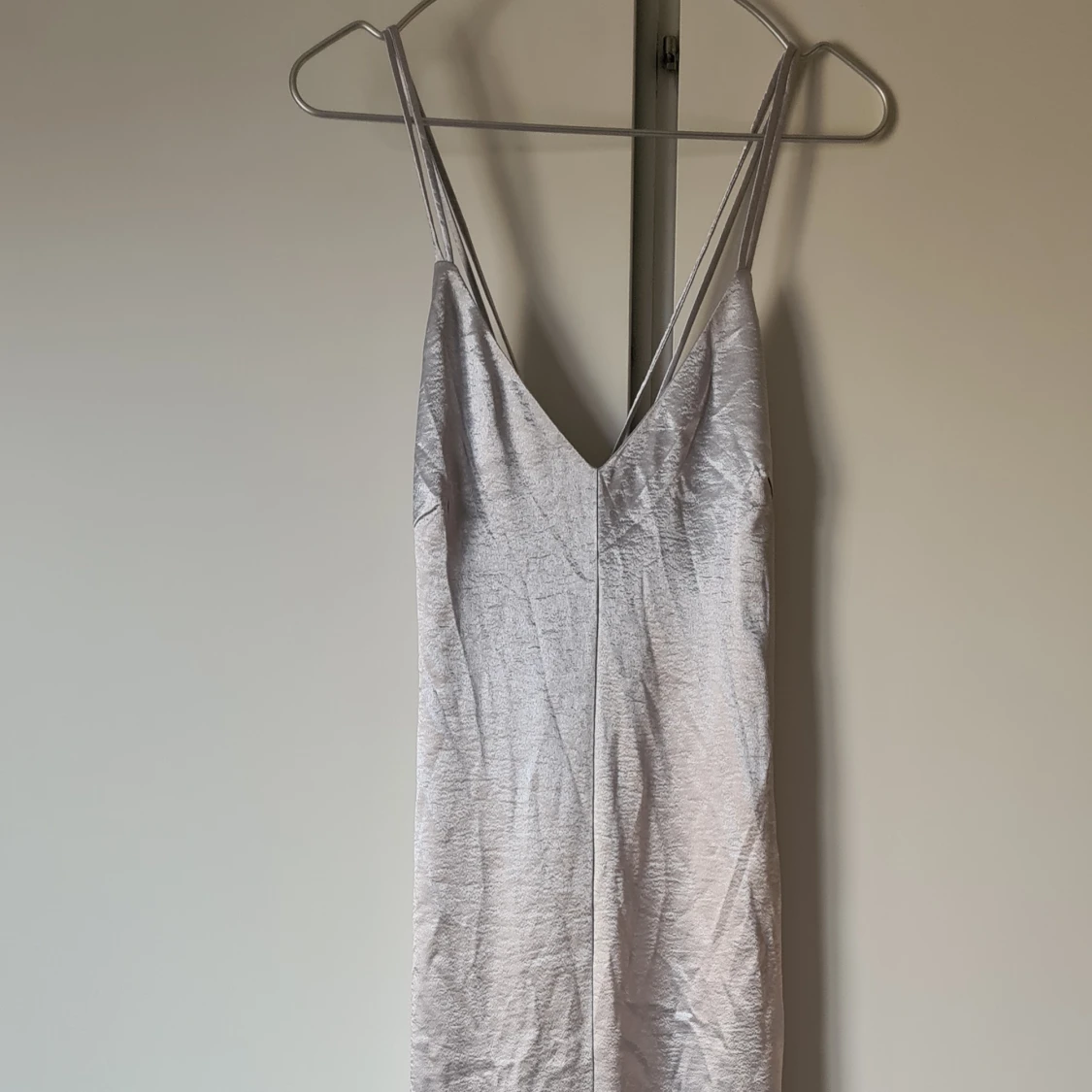 Oanvänd silvrig långklänning från h&m