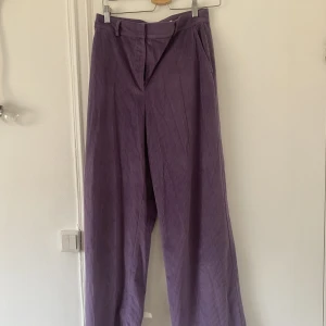 Lila Manchester-byxor - Högmidjade lila byxor i Manchester från NA-KD. Långa i benen. 