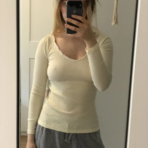 Ljusgul tröja  - Aldrig använd 