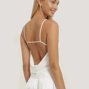 Topp med axelband och öppen rygg  - Misslisibell x NAKD  Aldrig använd  Strl 36 