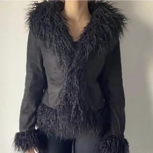 Faux pälsjacka Urban outfitters - Helt ny faux pälsjacka från Urban outfitters i storlek M, men passar S. Nypris 950kr, mitt pris 300kr. Köpt från en annan säljare här på Plick, men känner att det inte är min stil. Lånade bilder av förra säljaren.