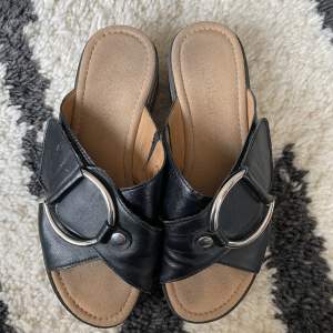 Säljer dessa sjukt snygga sandaler från Gabor. I så fint skick, knappt använda! ❤️ 