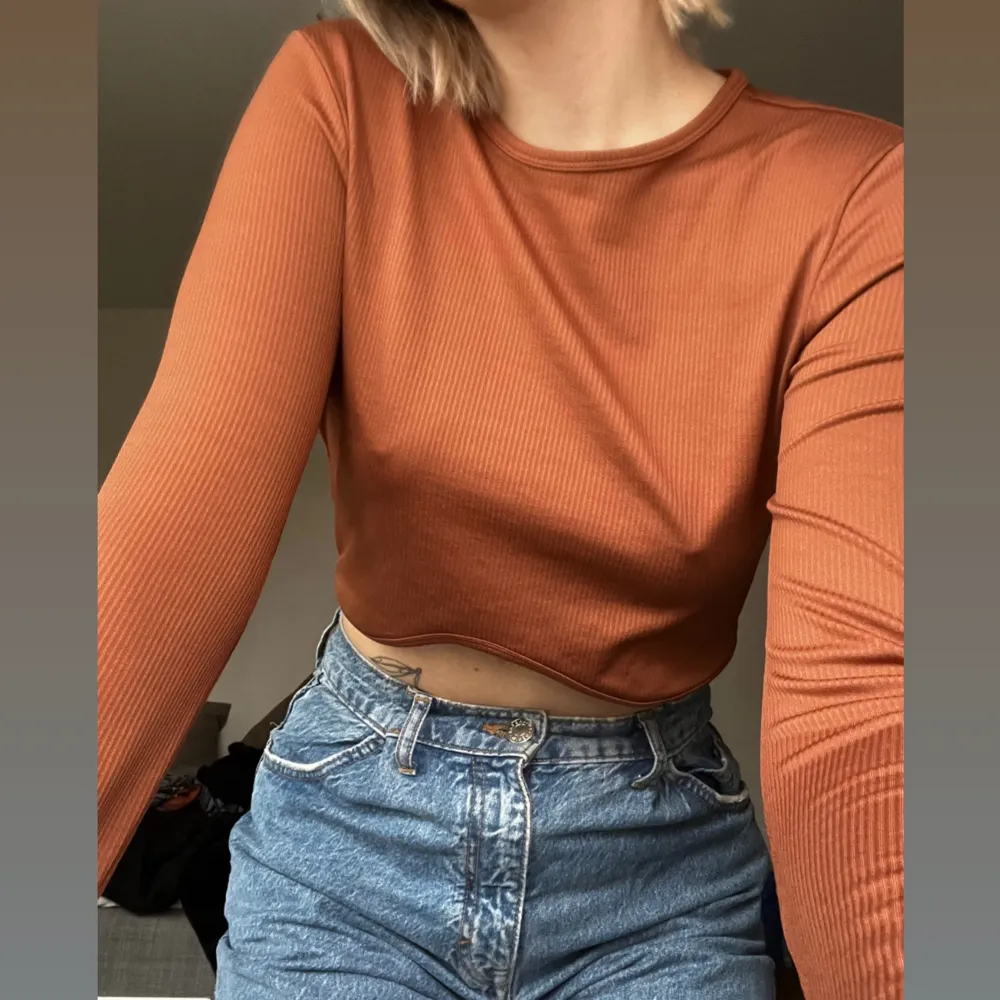 teal- färgad crop top! den ska egentligen vara tight men köpte den i två storlekar större så den sitter lösare! Den är storlek L men använder den som en oversize S :) skriv för mer info 🫶🏼. Toppar.