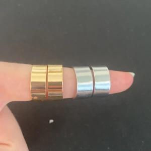 Guld och silver örhängen  - Jätte fina örhängen som finns tillgängliga i både guld och silver 💕 Inga skador eller liknande🫶