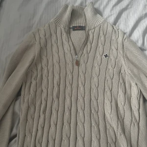 Morris ZIP Cardigan - Morris Half ZIP Cardigan i storlek Medium. Inga fläckar, skador eller lukt. Passar M/L.  Nypris: 1700kr  Köparen står för frakt.