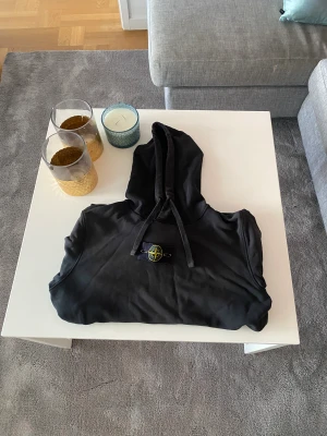 Stone island hoodie - Säljer nu min svarta Stone island hoodie, då jag helt enkelt tröttnat på den. Jag skulle säga att skicket är 8/10.