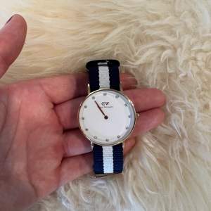 Säljer denna superfina Daniel Wellington klockan i modellen glasgow. Klockan är i väldigt bra skick och man får med tillhörande ask och bevis från Daniel Wellington. 