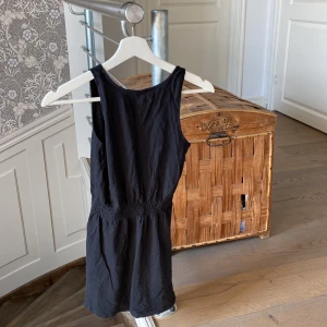 Svart klänning  - Svart kläning som jag vuxit ur, storlek/134-140 på klänningen 