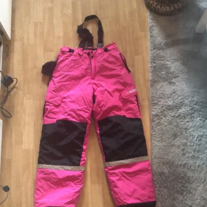 Överdragsbyxor  - Snygga rosa/svarta överdragsbyxor i fint skick. Stl 164